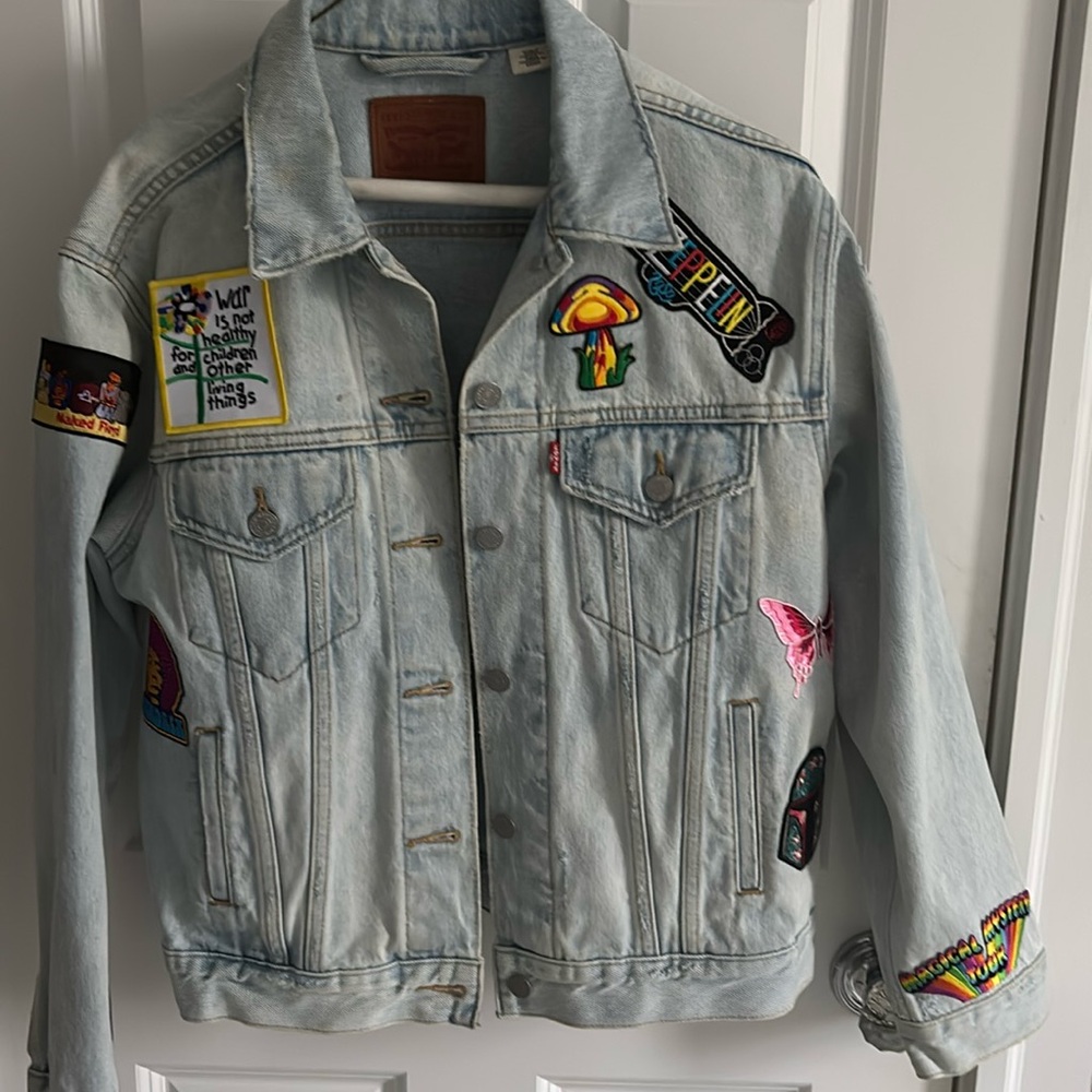 CUSTOM LEVI’S JEAN JACKET with rock Patches Medium